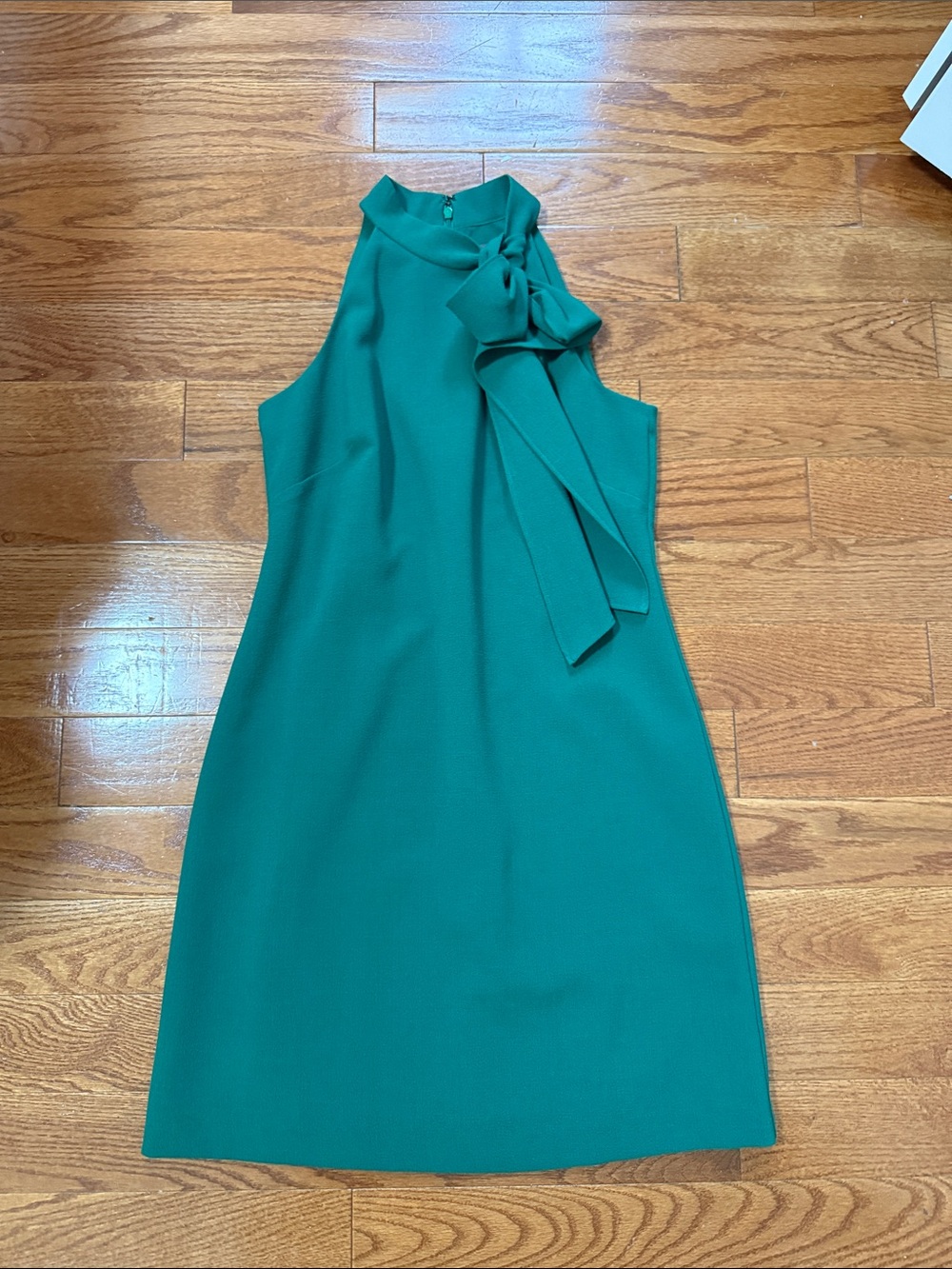 Sleeveless Green Bow-Neck Shift Dress